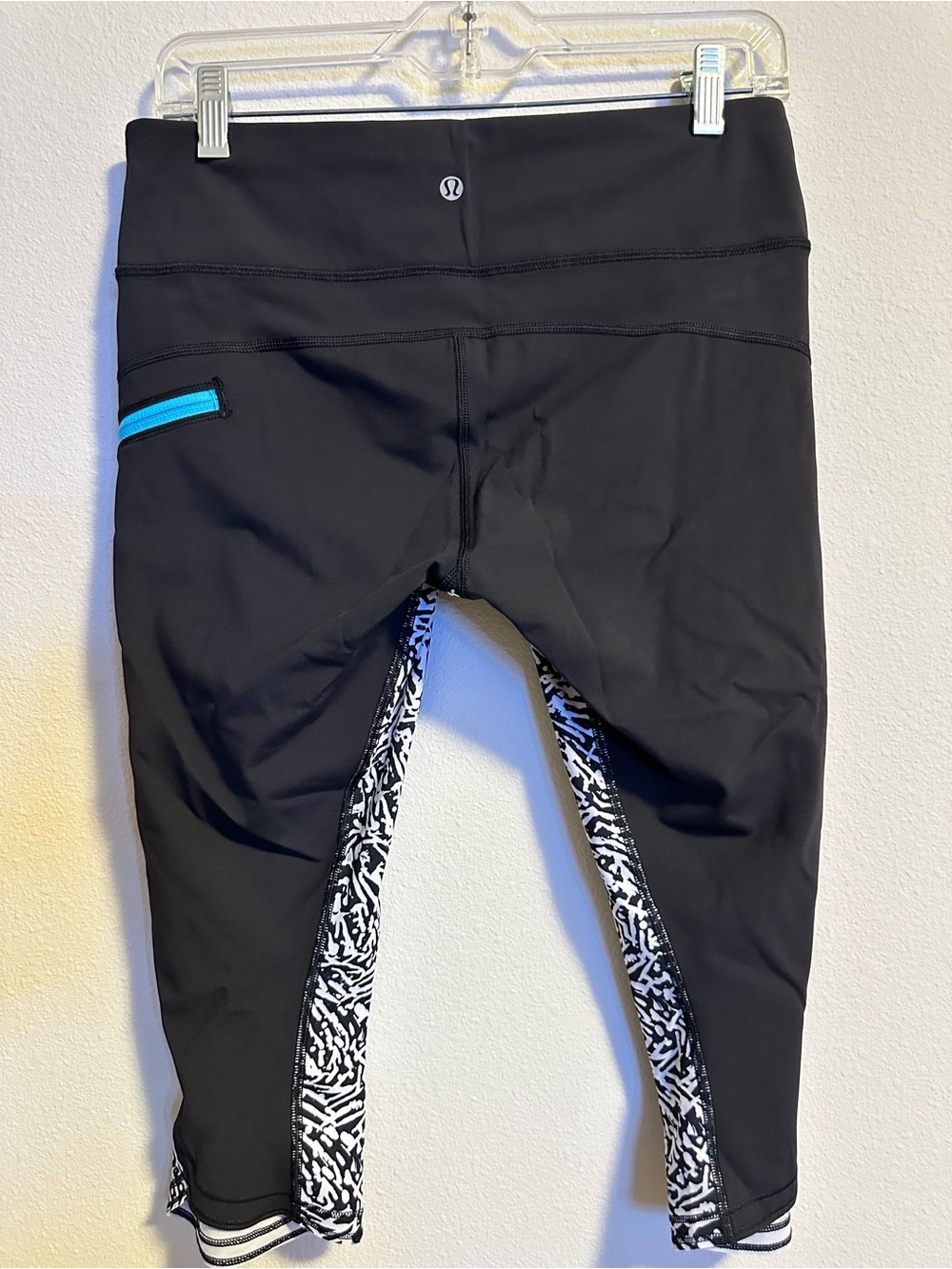Lululemon Crop Leggings Black White Pattern Zip Pocket Capri Women Size 8 - Picture 2 of 2